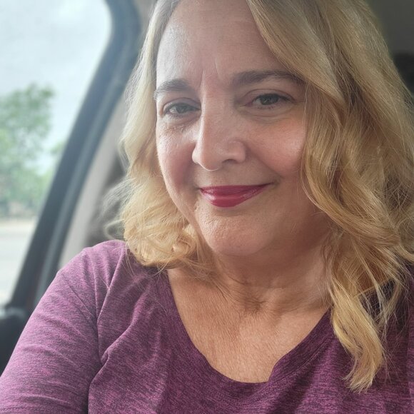 Meet your Posher, Dawn - Picture 2 of 3